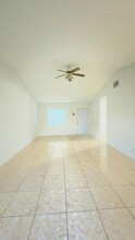 5628 Kimberton Way in Greenacres, FL - Foto de edificio - Building Photo
