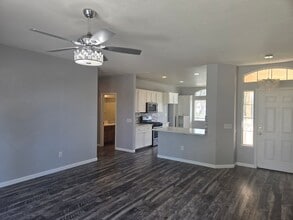 1684 Homestead Way in Lemoore, CA - Building Photo - Building Photo