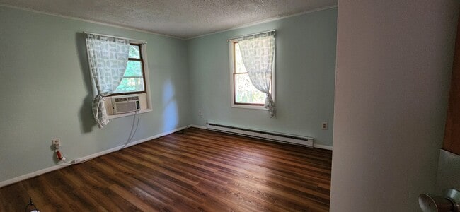 320 S Silver Ln in Sunderland, MA - Building Photo - Building Photo
