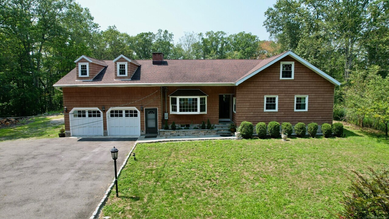 234 Weston Rd in Weston, CT - Building Photo