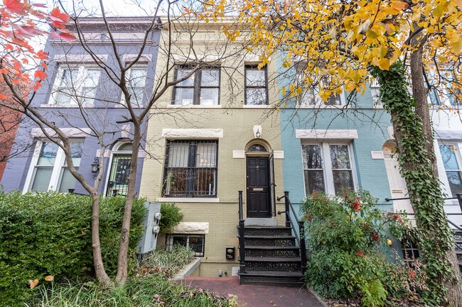 724 13th St SE, Unit B in Washington, DC - Foto de edificio - Building Photo