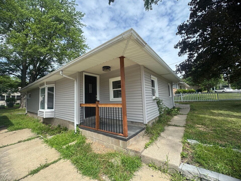 4743 5th St in East Moline, IL - Building Photo