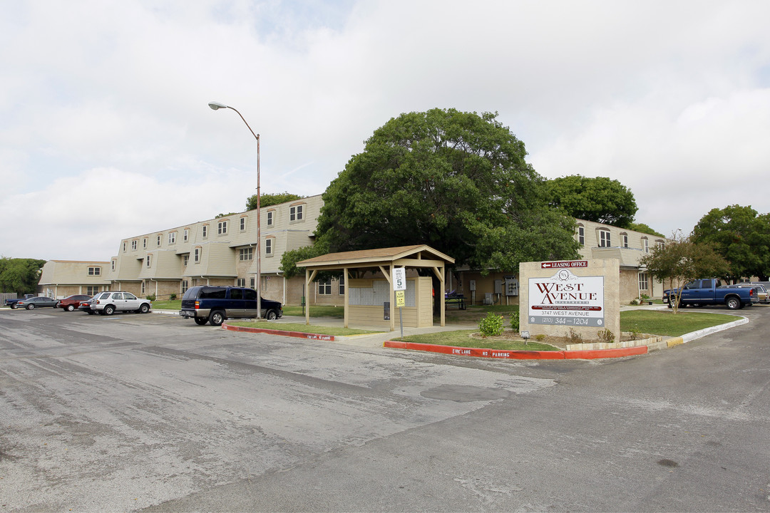 Arbors at West Avenue Apartments in San Antonio, TX - Building Photo