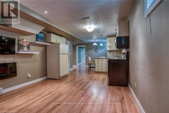 19 Peachtree Crescent in Guelph, ON - Building Photo - Building Photo