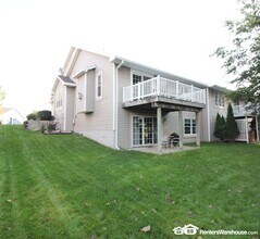 7144 Cody Dr in West Des Moines, IA - Foto de edificio - Building Photo