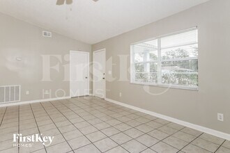 1274 SW Byron St in Port St. Lucie, FL - Foto de edificio - Building Photo