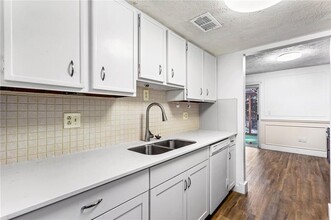 8827 Applegate Ln in Sandy Springs, GA - Building Photo - Building Photo