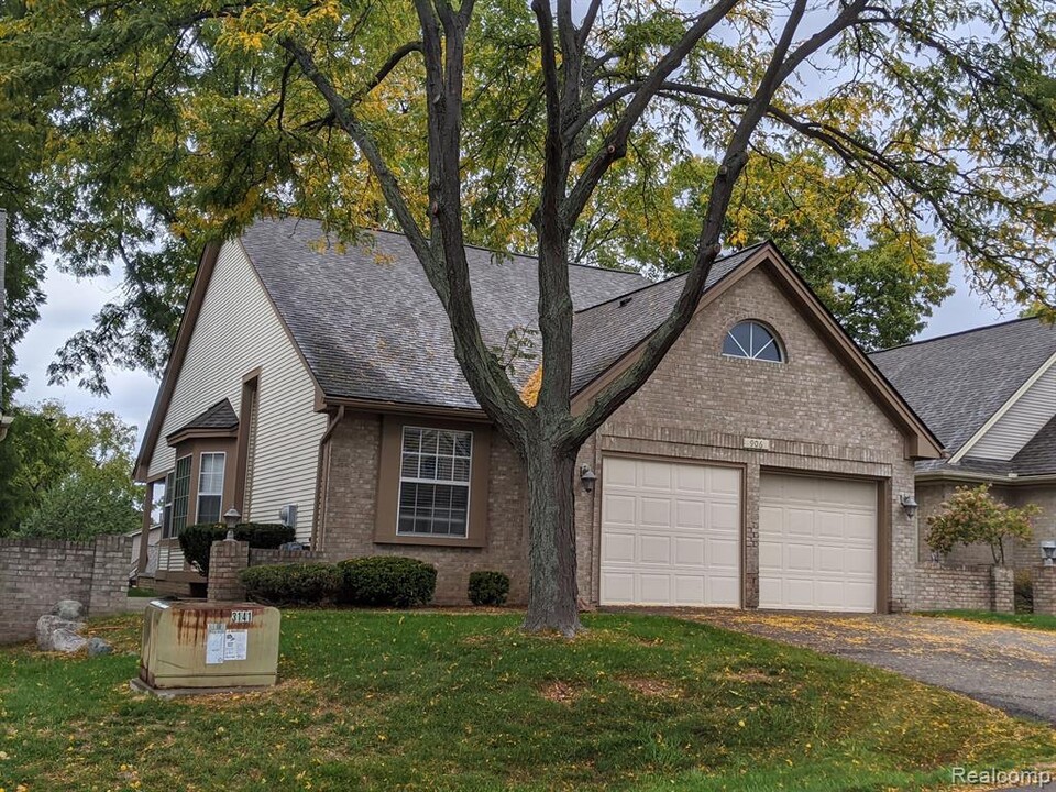 906 Whisperwood Dr in Fenton, MI - Building Photo
