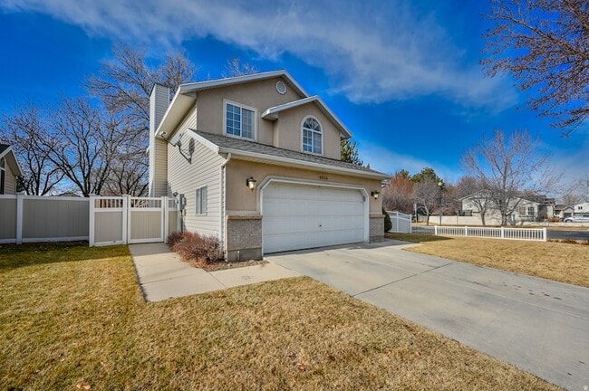 8004 Old Barn Dr in Sandy, UT - Foto de edificio - Building Photo