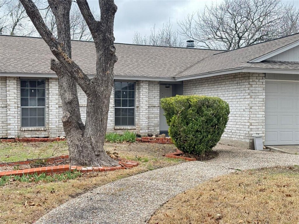 1700 W Mesa Park Dr in Round Rock, TX - Building Photo