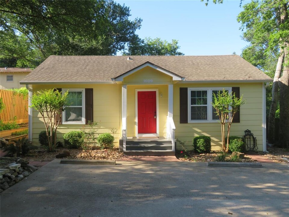 1609-13 1/2 13th 1/2 St in Huntsville, TX - Building Photo