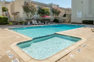 Forest Park Village in Dallas, TX - Building Photo