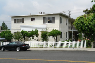 425 E Magnolia Blvd in Burbank, CA - Building Photo - Building Photo