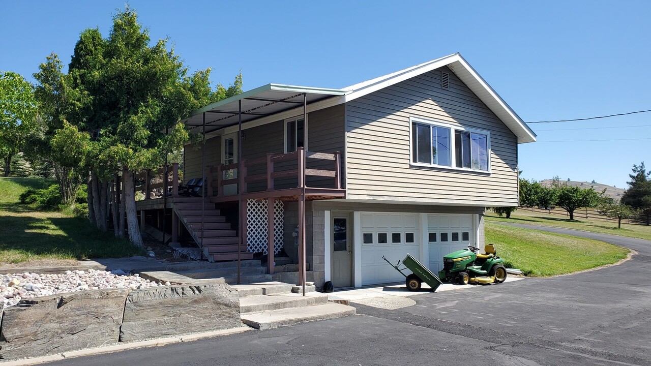 27064 Old Hwy 93 in Elmo, MT - Building Photo