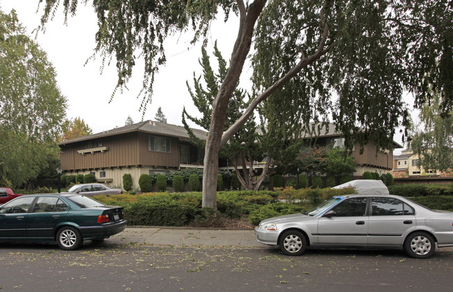 Wilkie Court Apartments in Palo Alto, CA - Foto de edificio - Building Photo