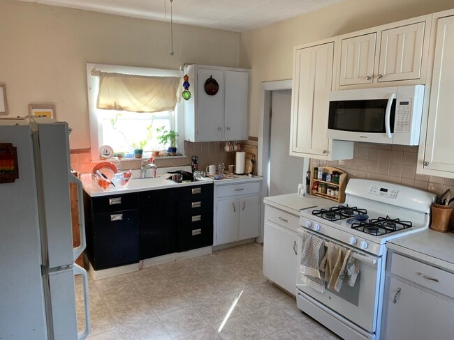 11 Clarendon Ave, Unit 2 in Somerville, MA - Building Photo - Building Photo