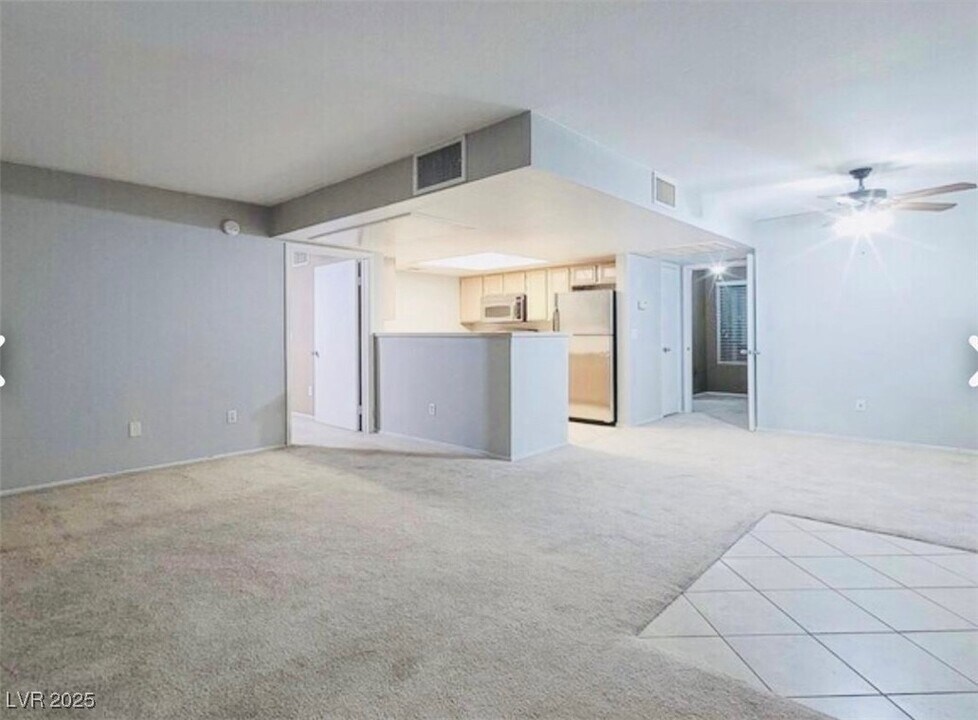 8070 W Russell Rd in Las Vegas, NV - Building Photo