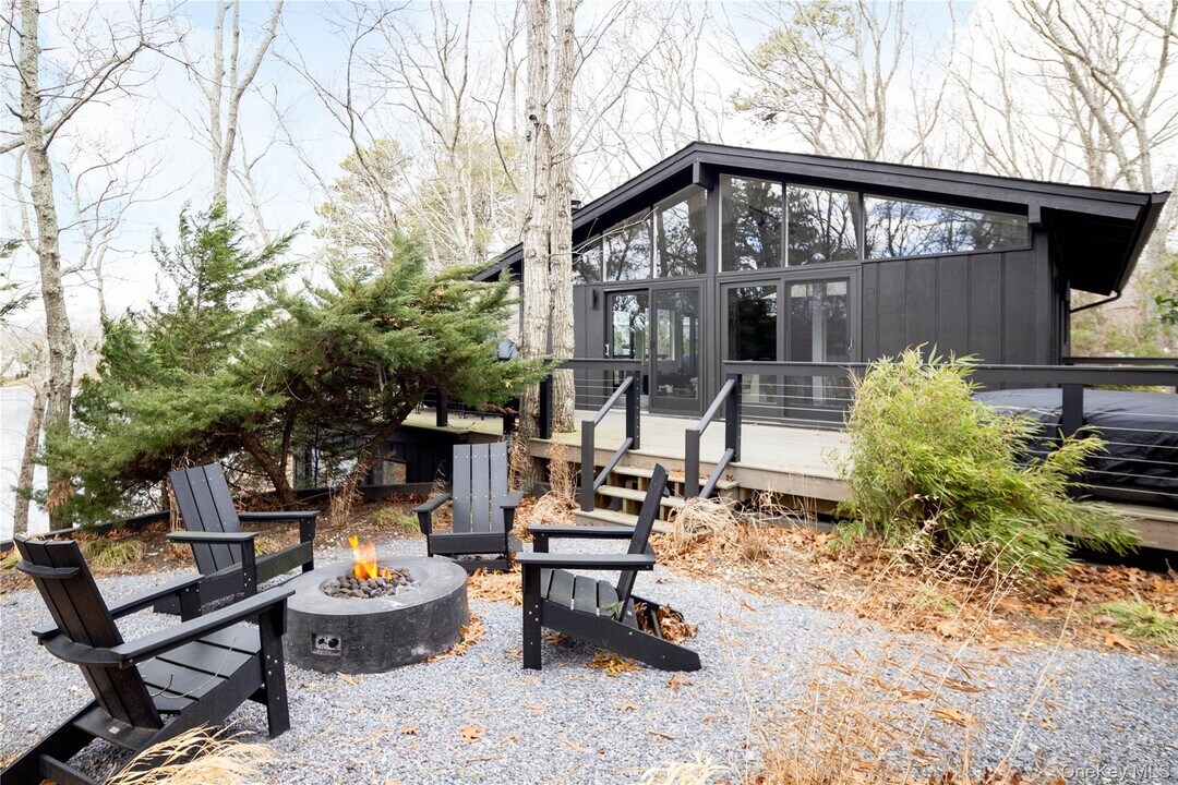 15 Lake View Ct in Southampton, NY - Building Photo