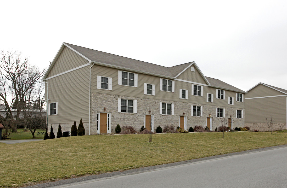 7400-7416 Green Meadow Dr in Coraopolis, PA - Foto de edificio