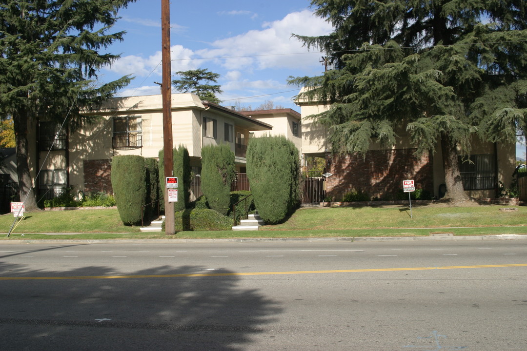 13515-13519 Burbank Blvd in Van Nuys, CA - Building Photo