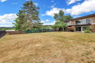 Olympic Villa Apartments in Eugene, OR - Building Photo - Building Photo