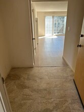 1405 Oak Grove Ave, Unit 307 in Burlingame, CA - Foto de edificio - Building Photo