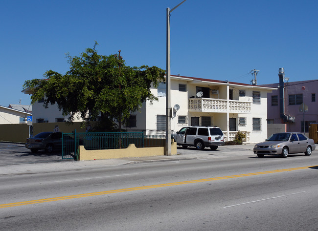 2367 NW 7th St in Miami, FL - Building Photo - Building Photo