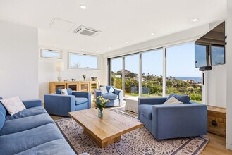 6817 Seawatch Ln in Malibu, CA - Foto de edificio - Building Photo