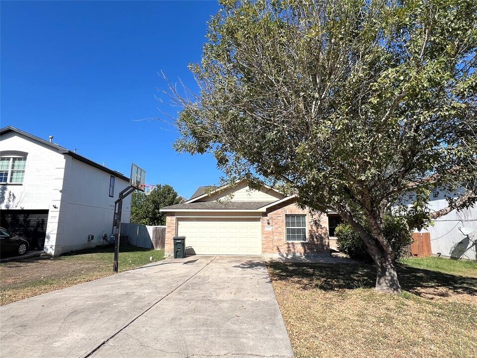 125 Dandelion Loop in Kyle, TX - Foto de edificio