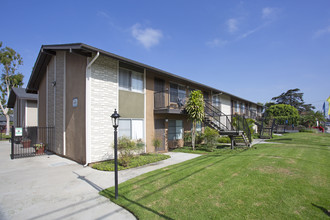 110 Peppertree Apartments in Cypress, CA - Building Photo - Building Photo