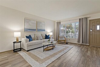 2071 Australia Way W in Clearwater, FL - Foto de edificio - Building Photo