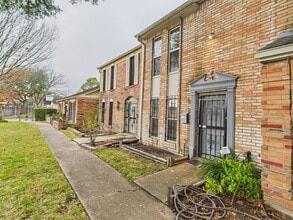 6416 Bankside Dr in Houston, TX - Building Photo - Building Photo