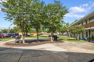 Mangum Oaks in Houston, TX - Foto de edificio - Building Photo