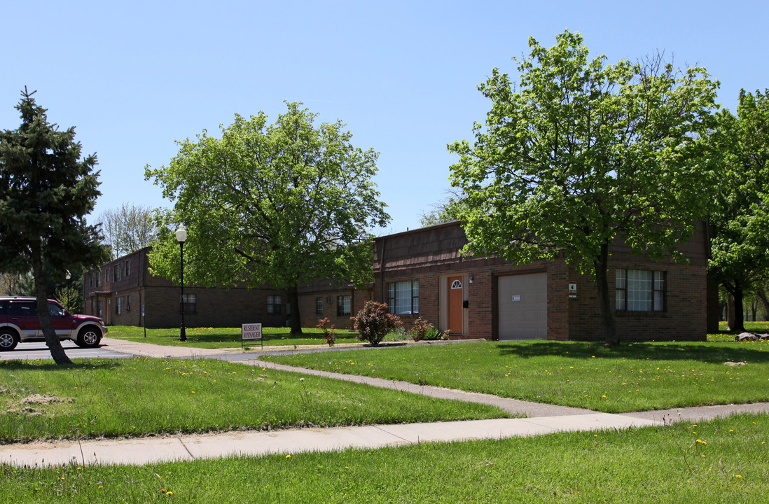 College Village Apartments in Oberlin, OH - Building Photo