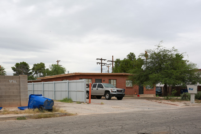 4732 E First St in Tucson, AZ - Foto de edificio - Building Photo