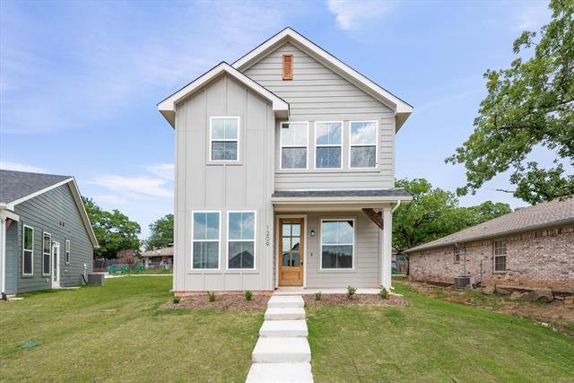 1215 Chestnut Ct in Runaway Bay, TX - Building Photo