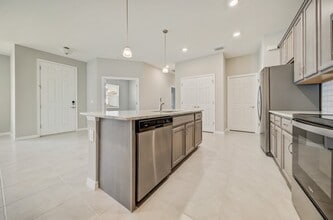 1126 S Town and River Dr in Ft. Myers, FL - Foto de edificio - Building Photo