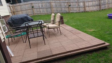 2738 Shale Ledge Rd in Eau Claire, WI - Foto de edificio - Building Photo