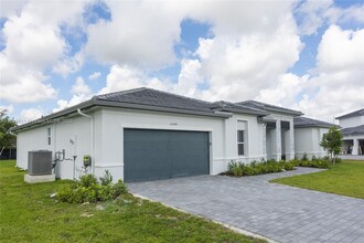 21040 SW 127th Pl in Miami, FL - Foto de edificio - Building Photo