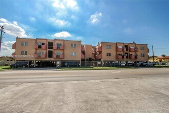 3675 W 11th Ave in Hialeah, FL - Foto de edificio - Building Photo