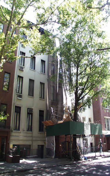 129 E 61st St in New York, NY - Building Photo