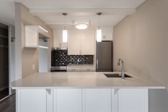 Le Jardin Apartments in Edmonton, AB - Building Photo - Interior Photo