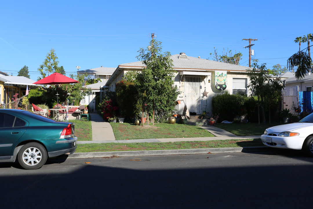 323 E Valencia Ave in Burbank, CA - Building Photo