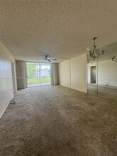 8450 Sunrise Lakes Blvd in Sunrise, FL - Building Photo - Building Photo