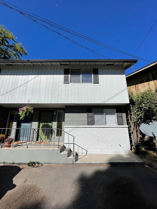 2220 Modoc St in Klamath Falls, OR - Building Photo