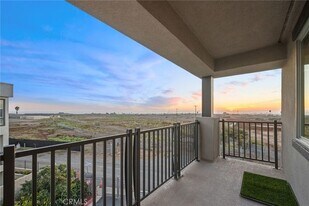 1068 Hampton Dr in Costa Mesa, CA - Building Photo