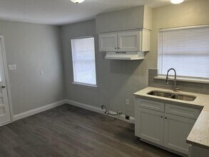 1909 Dorothy Dr in Grand Prairie, TX - Foto de edificio - Building Photo