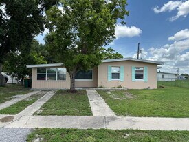 3340 Normandy Dr in Port Charlotte, FL - Building Photo