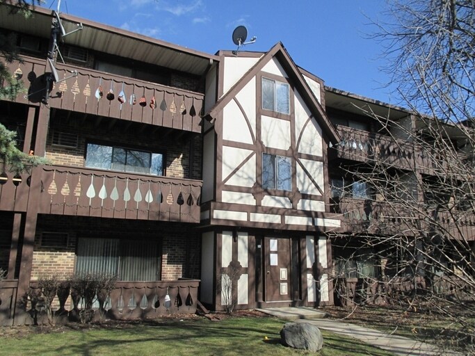 6722 Tudor Ln in Westmont, IL - Foto de edificio