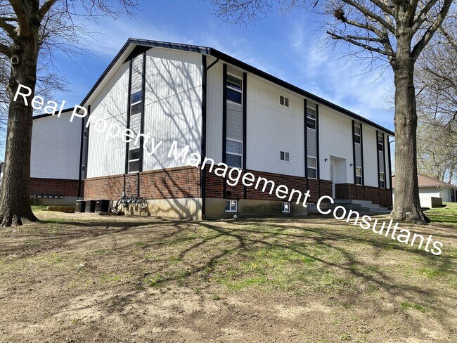 2201 Twin Oaks Dr in Harrisonville, MO - Building Photo - Building Photo